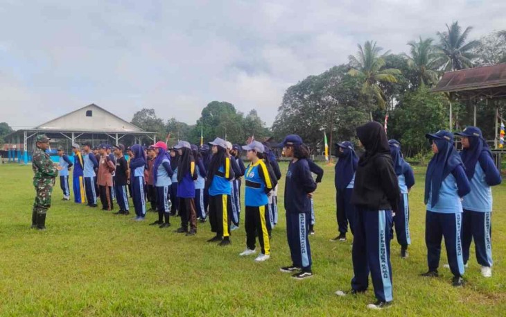 Serka Nurkholis saat melatih anggota paskibraka 