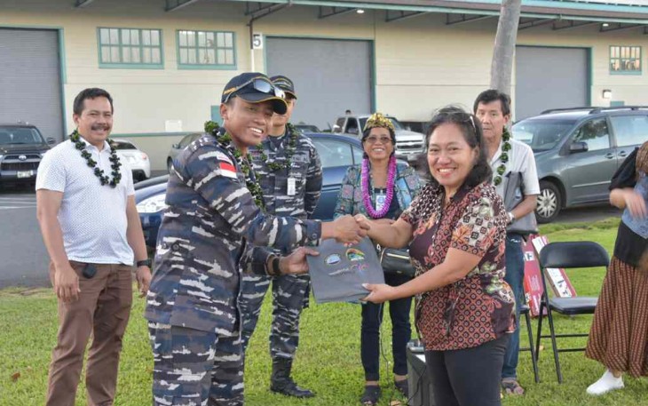 Satgas Latma Rimpac TNI AL saat memberikan bantuan ke relawan kesehatan di Hawaii