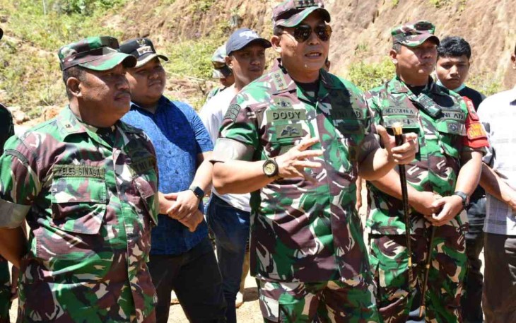 Danrem 023/KS Kol Inf Dodi Triwinarto saat memberikan arahan di lokasi TMMD Ke 114 Kodim 0211/TT 