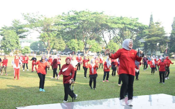 Olahraga bersama Persit KCK Cabang X-5 Rindam Jaya