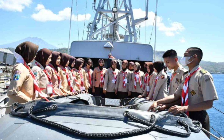 Pelajar di Banyuwangi saat mengunjungi KRI Salawaku 842