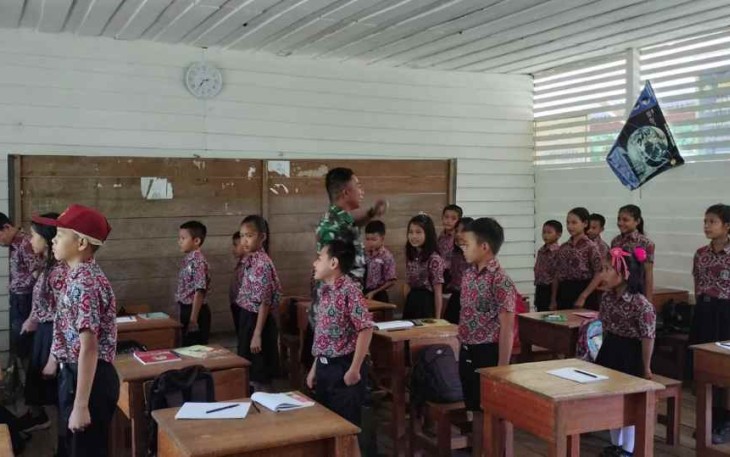 Penuh dedikasi kegiatan sasaran non fisik Satgas TMMD Ke 114 Kodim 1206/PSB mengajarkan siswa cerdaskan generasi bangsa masa depan