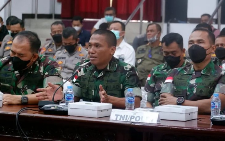 Kol Inf Iwan Purbantoro saat memberikan penjelasan dalam Rakorwil di kantor gubernur 