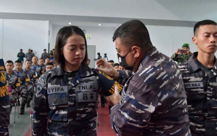 Kadispotmaral Laksamana Pertama TNI DR. Suradi saat menutup pelatihan Babinpotmar di Lantamal IX Ambon