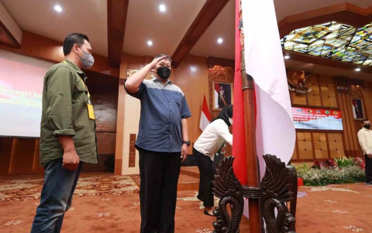 Penghormatan bendera merah putih salah satu anggota Jamaah Islamiyah 