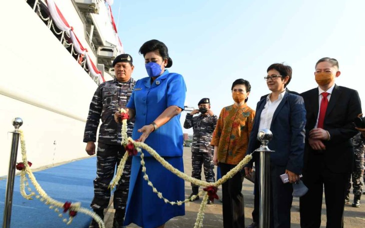 Ny Vero Yudo Margono saat mengguting pita peresmian KRI Teluk Calang- 524 di Jakarta 