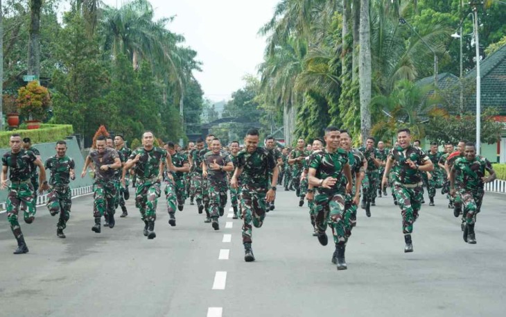Jaga kebugaran fisik prajurit DIvif 2 Kostrad lari bersama