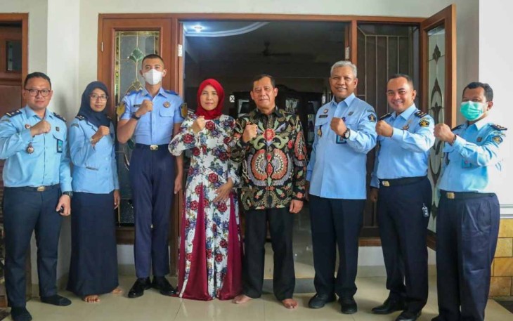 Tejo Harwanto saat mengunjungi sesepuh purnabakti pengayoman 