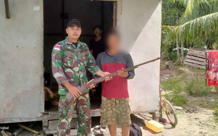 Warga perbatasan saat sukarela serahkan senpi rakitan jenis Lantak