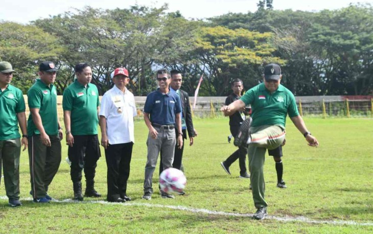 Danrem 142/Tatag Brigjen TNI Farouk Pakar saat kick off Liga Santri Piala Kasad se-Sulbar