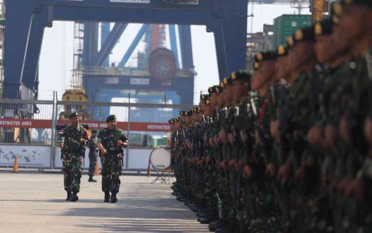 Pangkostrad Letjen TNI Maruli Simanjuntak saat inspeksi pasukan Yonif Raider 303/SSM di dermaga Kolinlamil Jakarta 