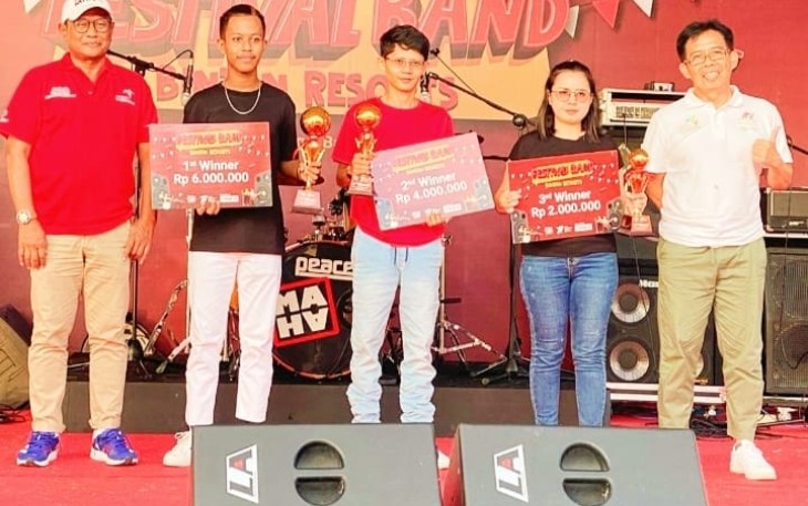 GGM PT BRC Abdul Wahab (baju warna merah paling kiri) dan Anton (baju putih paling kanan) saat berfoto bersama sang juara Festival Band Bintan Resort
