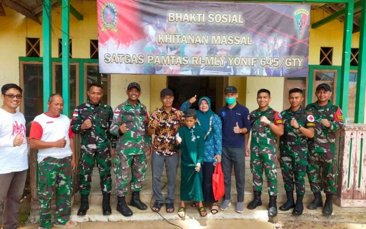 Swafoto saat khitanan massal satgas yonif 645/Gty di perbatasan 