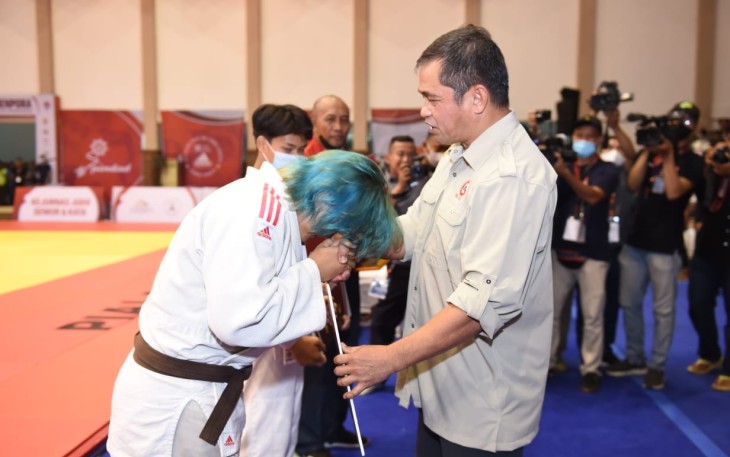 Pangkostrad saat memberikan medali juara Kejurnas Judo Senior dan Kata Piala Menpora 2022