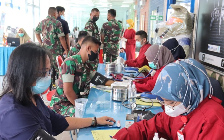 Prajurit Kodam XII/Tpr Ikuti Donor Darah di RRI Pontianak