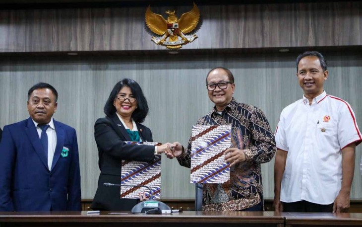 SeskemenkopUKM Arif Rahman saat penandatanganan kerja sama dengan Ketum PP Pordasi Triwaty Marciano di Jakarta 