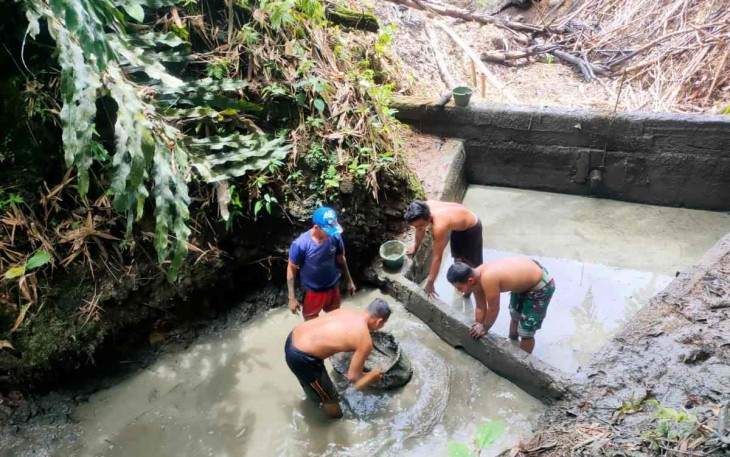Pembenahan saluran air bersih masyarakat di perbatasan 