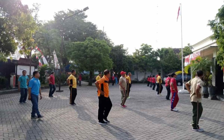 Olahraga bersama di halaman kantor kecamatan Karangjati 