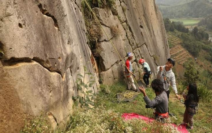 Ganjar Pranowo saat mencoba climbing