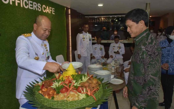 Pangkolinlamil saat potong tumpeng syukuran HUT ke 77 TNI Angkatan Laut 