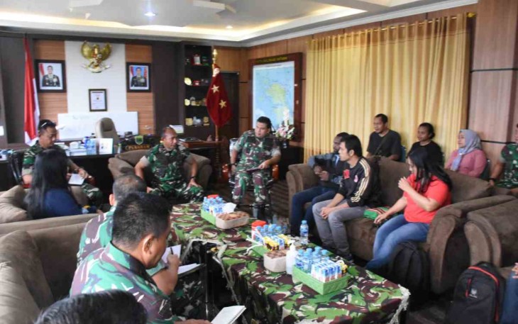 Pangdam Kasuari Mayjen TNI Gabriel Lema saat menerima Ketua KSM Papua Barat Lamek Dowansiba 