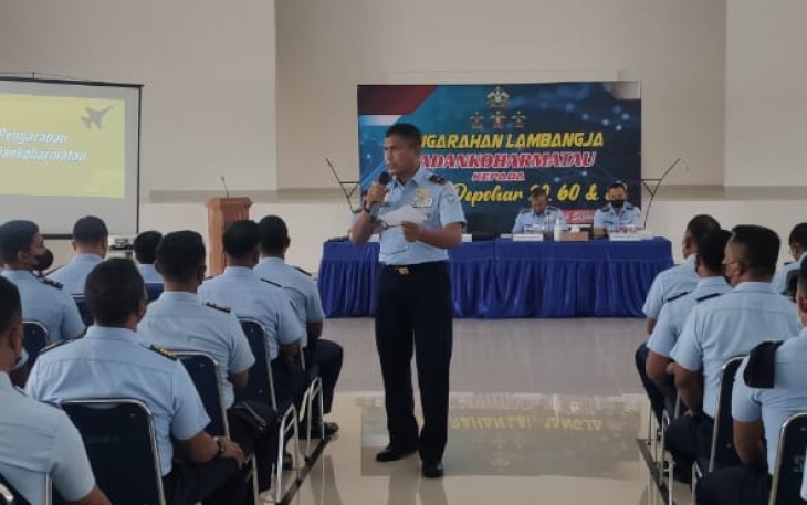 Wadan Koharmatau saat ceramah keselamatan terbang dan kerja di Bandung