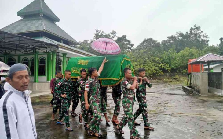Satgas Yonarmed 19/105 Trk Bogani saat membantu proses pemakaman warga perbatasan 