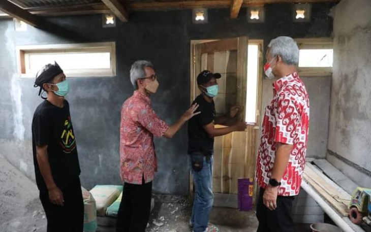 Ganjar Pranowo saat cek kondisi rumah pasca banjir