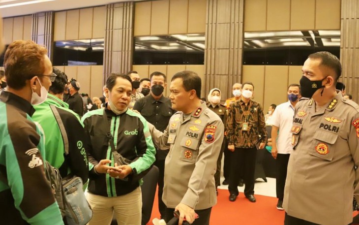Kapolda Jateng Irjen Pol Ahmad Luthfi saat menerima curhat pengemudi ojol