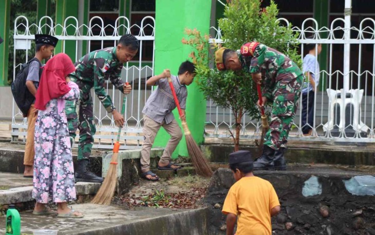 Edukasi siswa peduli kebersihan lingkungan masjid 