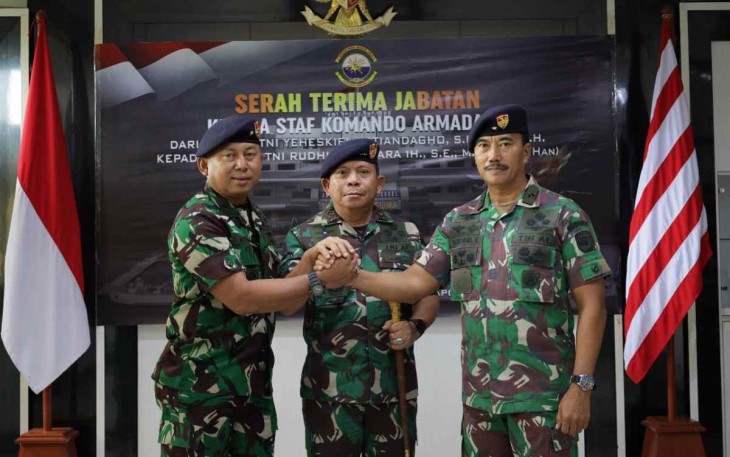 Pangkoarmada III Laksamana Muda TNI Irvansyah foto bersama usai sertijab Kepala Staf Koarmada III 