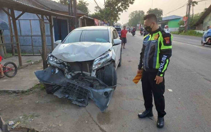Daihatsu Terios hancur bumper depan pasca tabrak Suzuki di kampung Sentu, Senin (19/9) Carry 