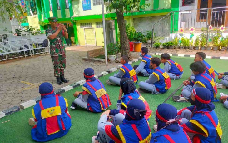 Serma Rudi saat memberikan materi PBB di SDIT Yaumi Fatimah Pati 