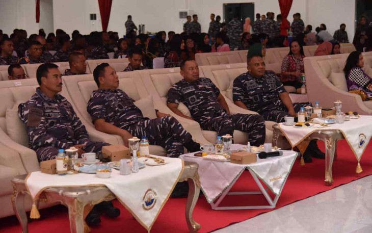 Pangkoarmada III Laksamana Muda TNI Irvansyah bersama jajaran saat menonton sinetron Bintang Samudera 