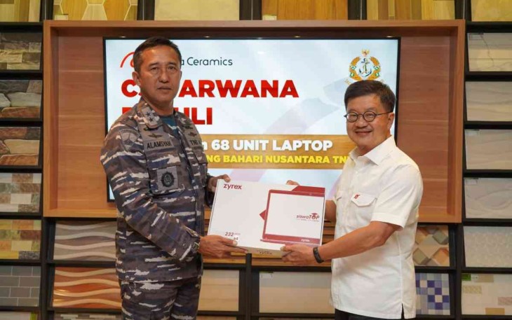Aspotmar Kasal Mayjen TNI (Mar) Nur Alamsyah saat menerima CSR Laptop dari PT Arwana Citramulia Tbk  Tandean Rustandy di Jakarta, Senin (19/9) 