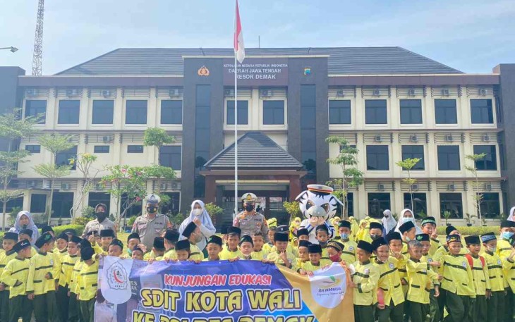 Keceriaan siswa SDIT Kota Wali 