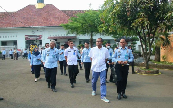 Wamenkumham Edward Omar Sharif Hiariej saat mengunjungi Lapas Pemuda Kelas IIA Tangerang, Rabu (21/9)