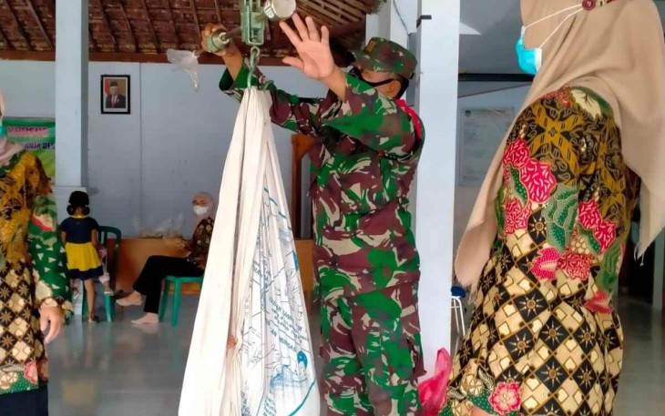 Babinsa saat bantu pelayanan posyandu wilayah binaan
