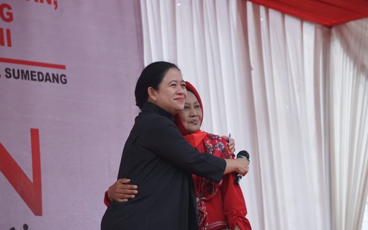 Momen ibu peluk Puan Maharani saat kunjungan kerja di Kabupaten Sumedang, Jum'at (23/9)