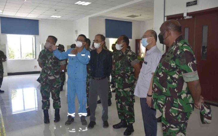 Pangdam Kasuari Mayjen TNI Gabriel Lema saat meninjau pabrik PT Semen SDIC Conch di Maruni, Jum'at (23/9)