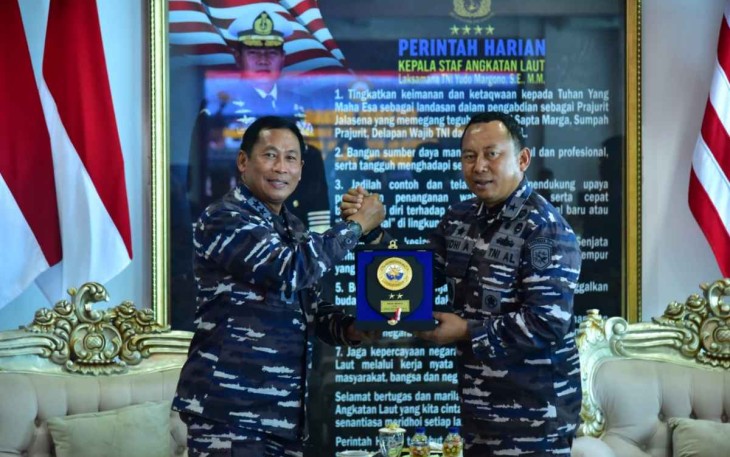 Askomlek Kasal saat menerima cenderamata dari Kasarmada III