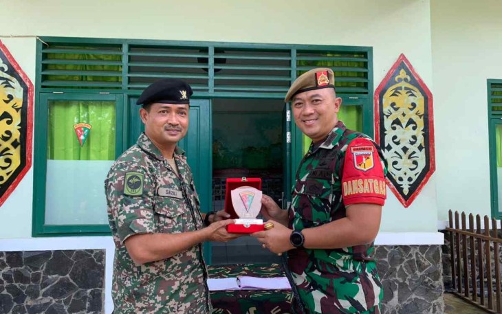 Dansatgas Yonarmed 19/105 Trk Bogani Letkol Arm Edi Yulian Budiargo saat menerima cenderamata  