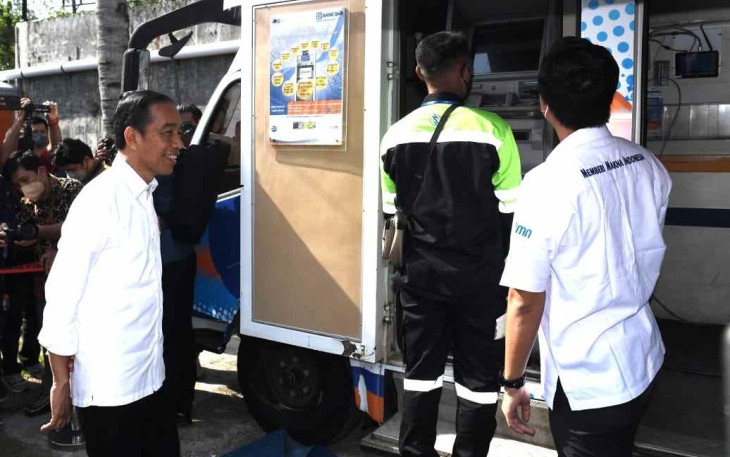 Presiden Joko Widodo saat meninjau bank mobile BUMN di kantor pos kota Baubau, provinsi Sulawesi Tenggara,Selasa (27/9)