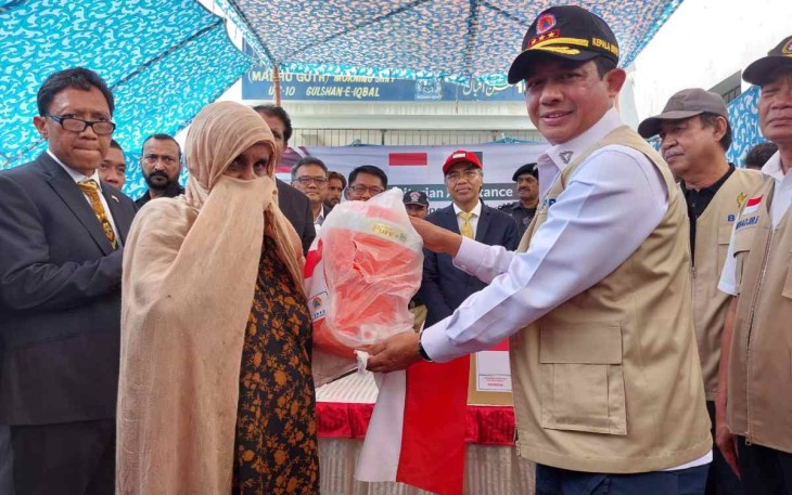 Kepala BNPB Letjen TNI Suharyanto saat menyerahkan bantuan kemanusiaan di Pakistan, Selasa (27/9)