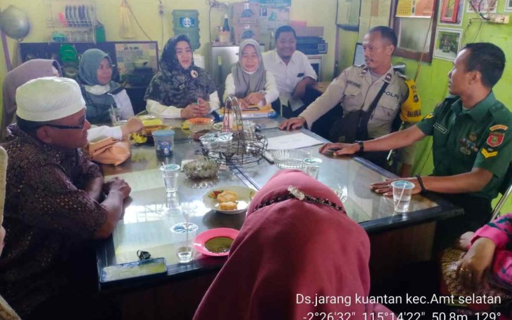 Komsos Babinsa bersama warga binaannya