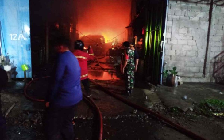 Bantu padamkan kebakaran gudang barang bekas