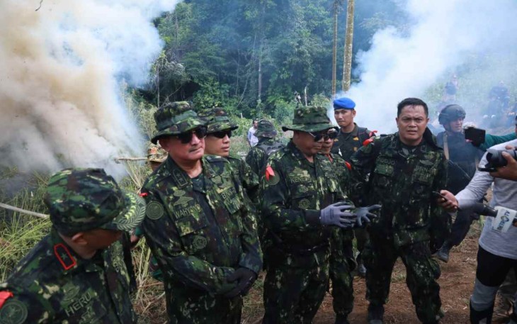 Tujuh Jenderal saat bakar ladang ganja di Kecamatan Indrapuri Kabupaten Aceh Besar. Kamis (29/9)