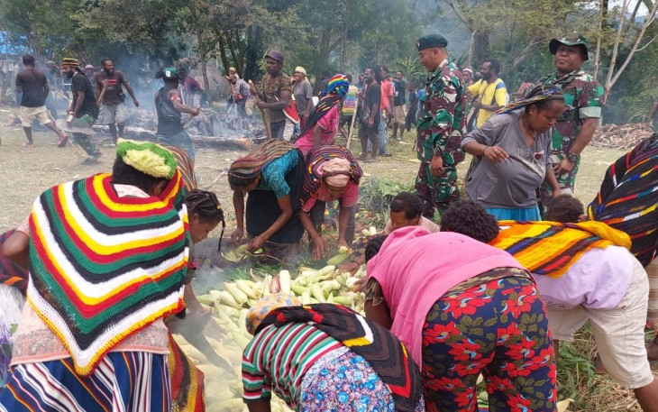 Tradisi bakar batu masyarakat Mamberamo