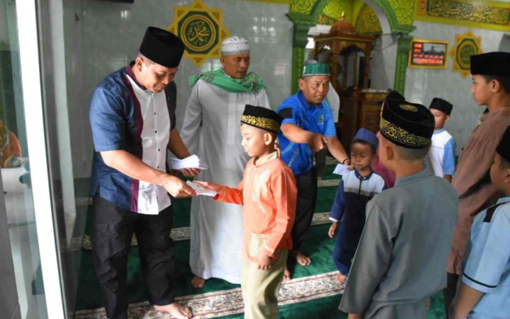Danrem 023/KS Kol Inf Dodi Triwinarto saat santuni anak yatim. Jum'at (30/9)