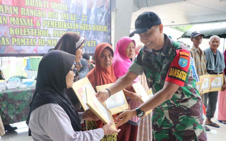 Dansatgas Yonif 645/Gty Letkol Inf Hudallah saat baksos kesehatan 